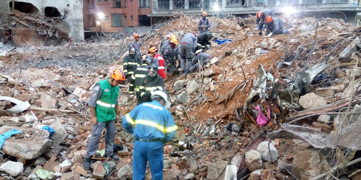 A equipe de Busca e Resgate em Estruturas Colapsadas da Madrugada, com o Capitão Boggi Capitão Rondello, Ten Roberta, Ten Passareti e componentes localizaram uma vítima em óbito com partes do corpo carbonizado.193-Bombeiros PMESP@BombeirosPMESP