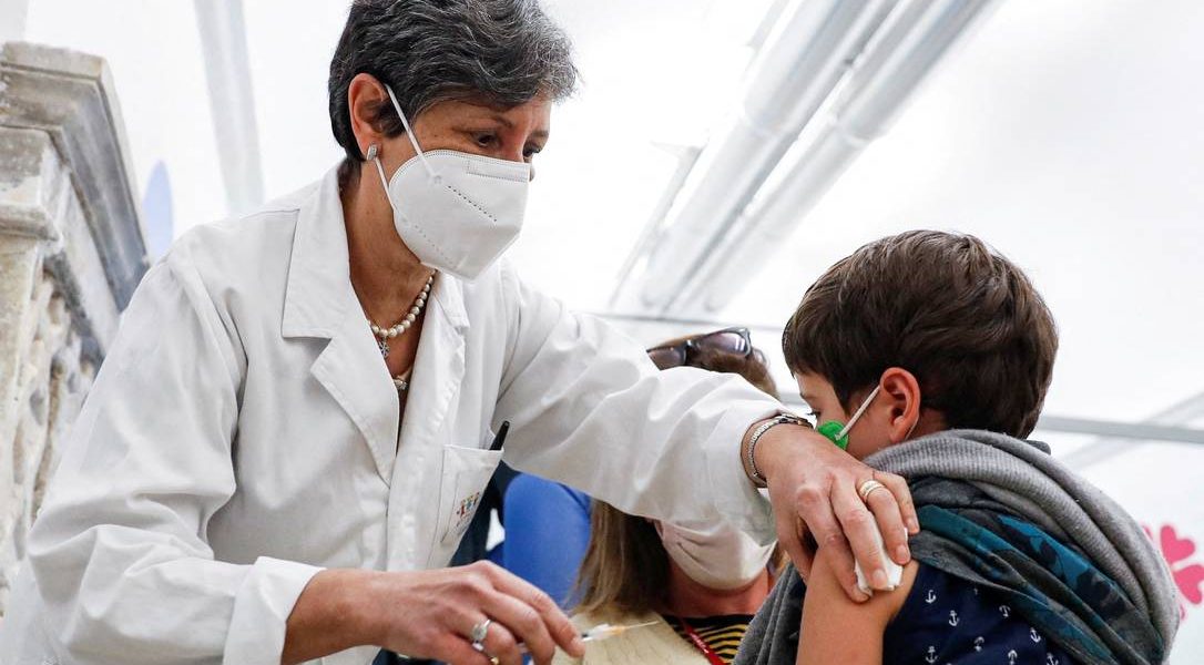 96676785_FILE-PHOTO-Manfredi-5-receives-his-first-dose-of-a-coronavirus-disease-COVID-19-vaccine