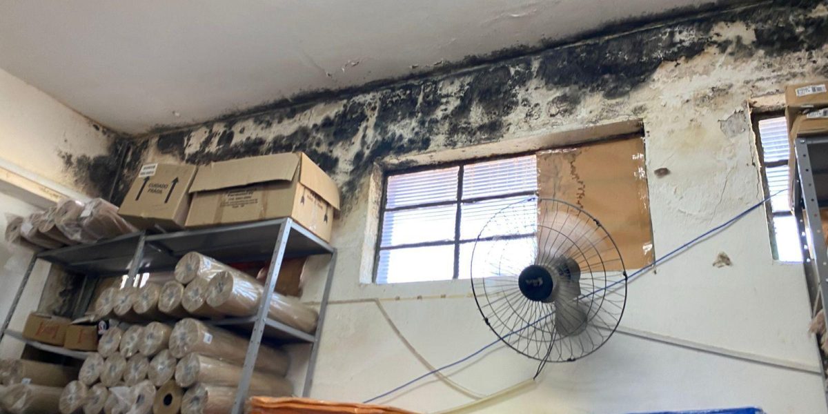 Prefeitura Municipal de Santo Antônio de Posse-Sinais de infiltração no almoxarifado da Educação